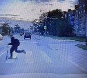 "Вечер едва не закончился трагедией": самокатчик выскочил на дорогу прямо перед авто в Южно-Сахалинске