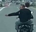 Без номеров, шлемов, на красный и с пойлом в руке - два парня на мопеде в Южно-Сахалинске попали на видео