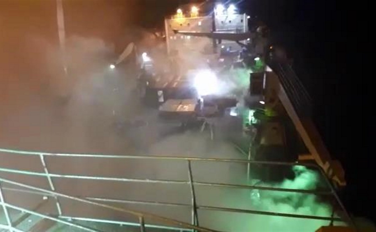 Пожар на плавбазе «Петр Житников» попал на видео