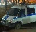 Автомобиль полиции в Южно-Сахалинске застукали припаркованным на газоне