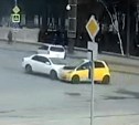 Торопливый водитель маленького жёлтого хэтчбека устроил аварию на перекрёстке в Южно-Сахалинске 