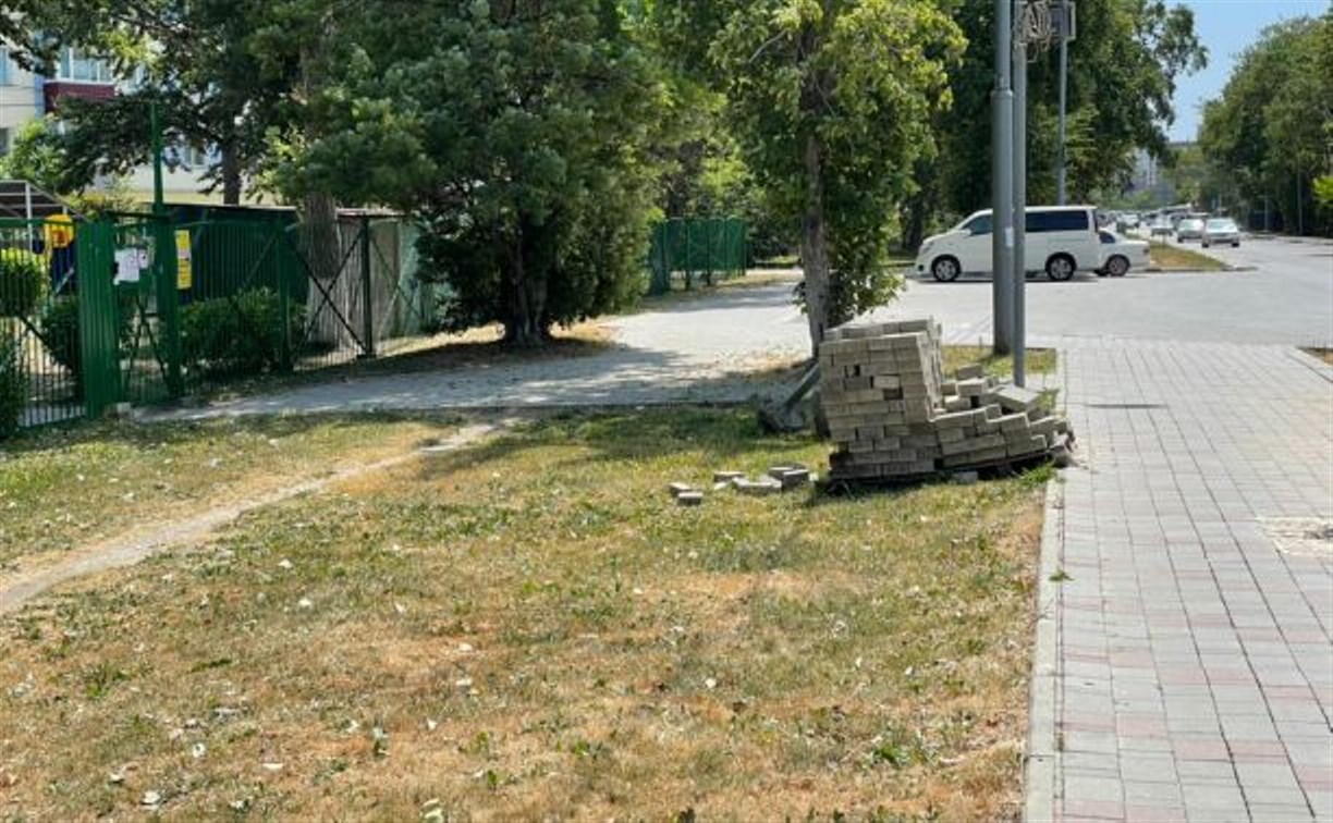 Мэрия оштрафует фирму, положившую плитку на газон в Южно-Сахалинске