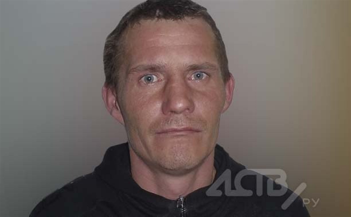 Хромого подозреваемого в серийных кражах ищет полиция на Сахалине