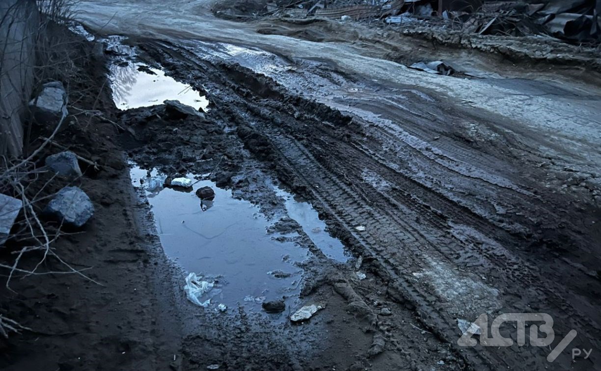 "Почему мы должны страдать?": дорога провалилась в СНТ в Южно-Сахалинске