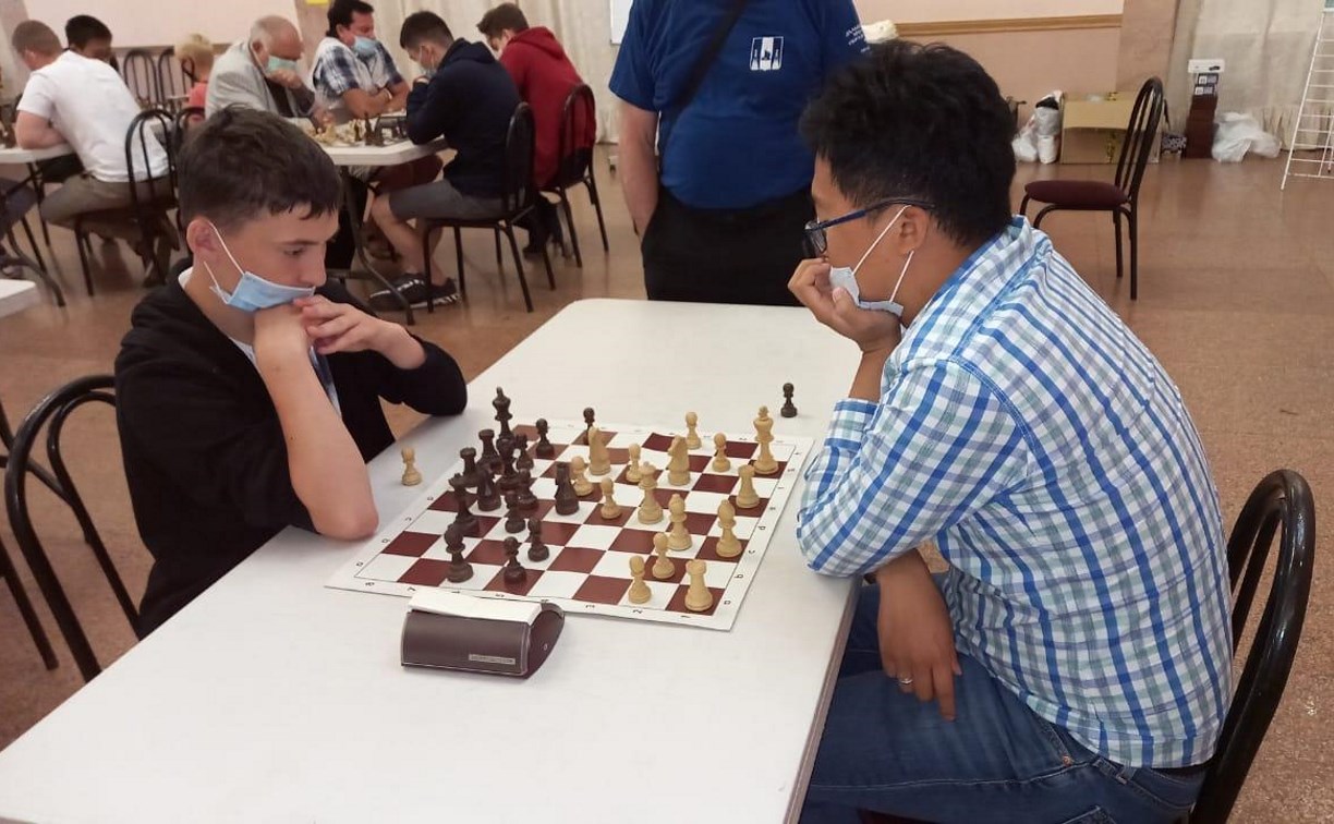 В Холмске после длинного перерыва из-за пандемии открыли турнир по шахматам