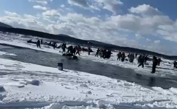 Сахалинцы утопили снегоход во время попытки проскочить широкую трещину на льду