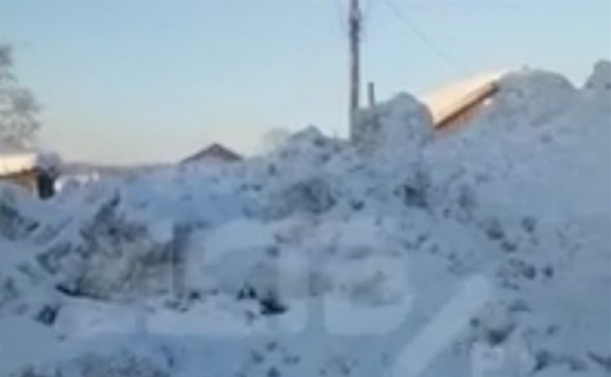 В Тымовском районе сельчан разъединили высокой снежной стеной