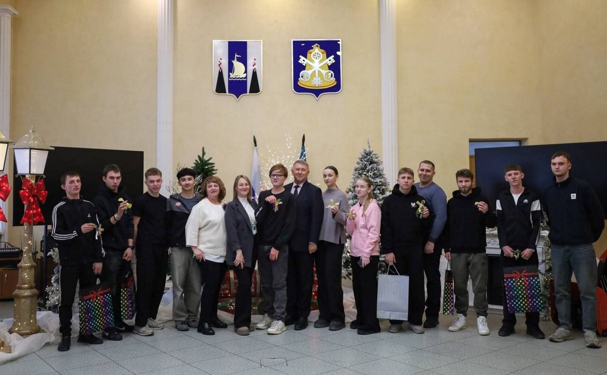 Дети-сироты и выпускники детских домов получили ключи от квартир в Корсакове