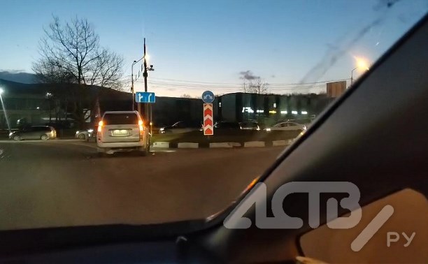Автомобиль Lexus разбили в ДТП на кольце в Южно-Сахалинске