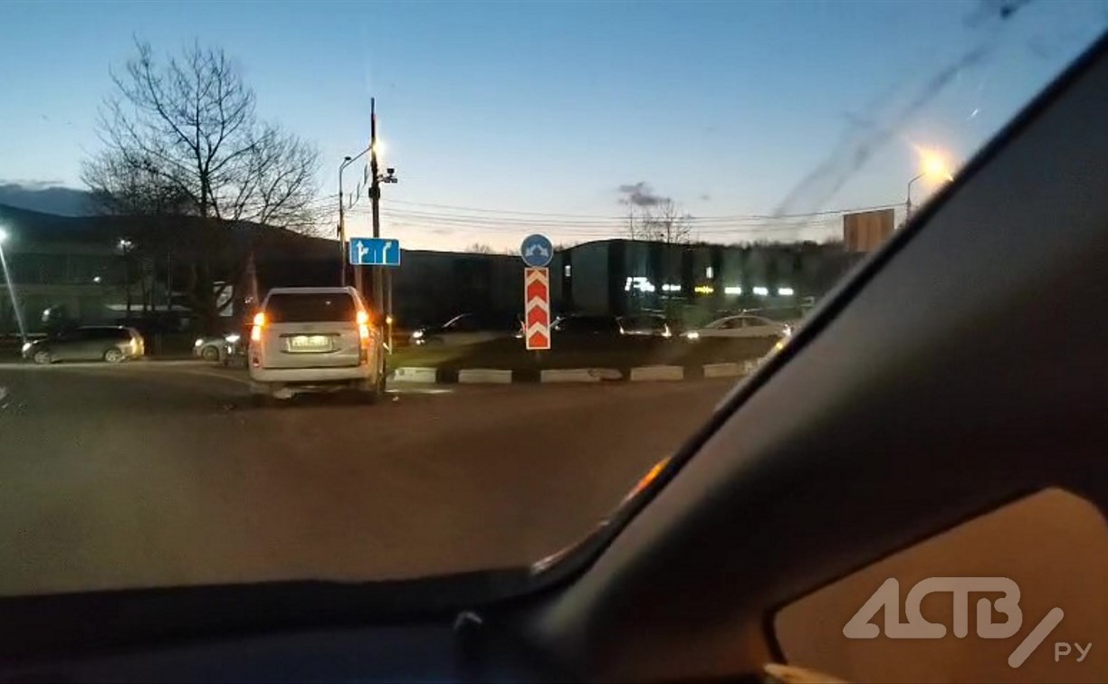 Автомобиль Lexus разбили в ДТП на кольце в Южно-Сахалинске