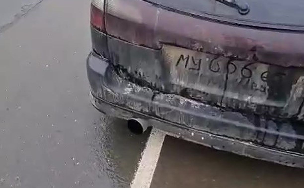 Колёса прострелили автомобилю Subaru Legacy во время полицейской погони на Сахалине Колёса прострелили автомобилю Subaru Legacy во время полицейской погони на Сахалине