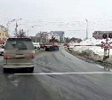 Ж/д переезд в Южно-Сахалинске завис: час был опущен шлагбаум и горел запрещающий сигнал светофора