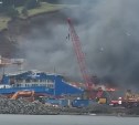 Огонь охватил 1200 квадратов: на Шикотане загорелся судоремонтный завод 