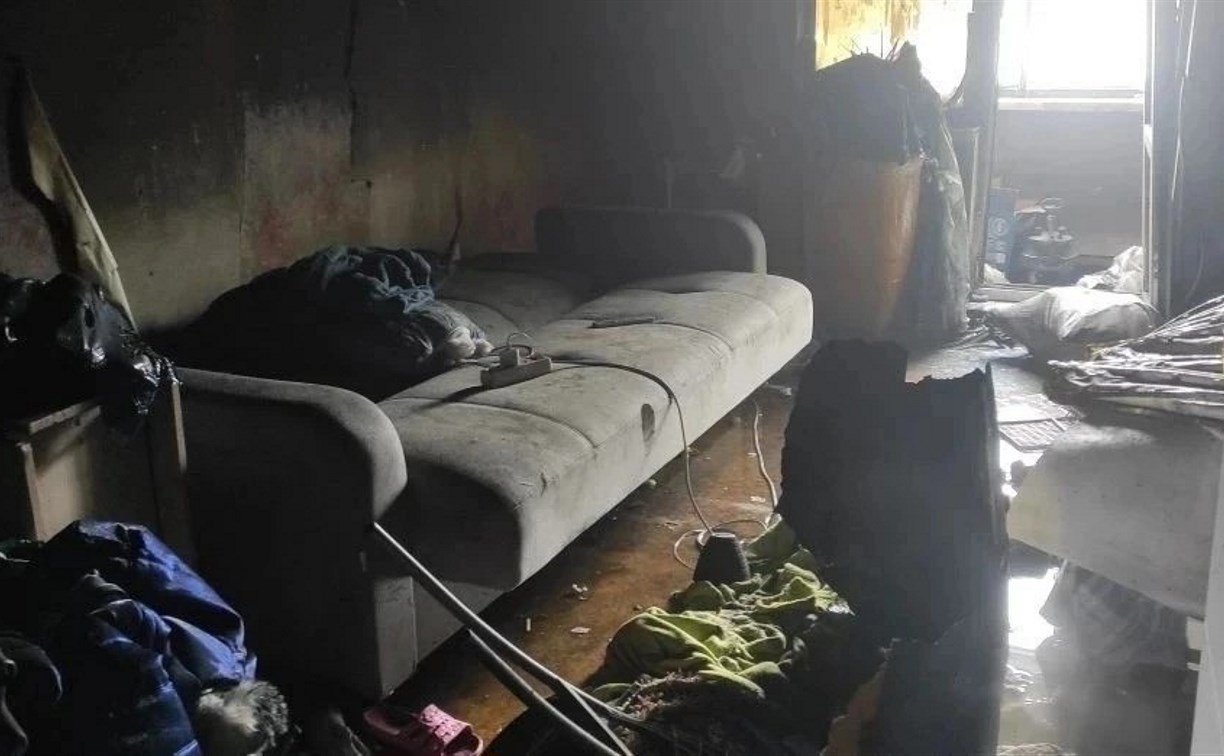 Появились фото с пожара в Томари, во время которого эвакуировали детей