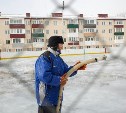 В "Черёмушках" в Южно-Сахалинске начали заливать каток 