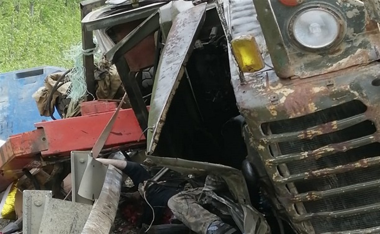 «Там спуски такие, что можно и прилечь»: на трассе в Сахалинской области перевернулся грузовик 