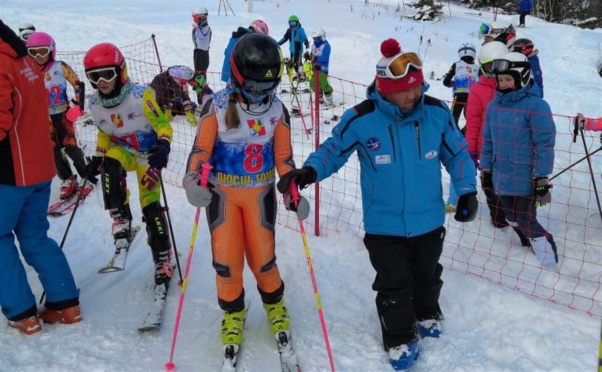 Мягкая трасса не помешала юным горнолыжникам в Томари