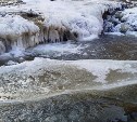 Быковские пороги на Сахалине к зиме обрастают ледяными "сталактитами"
