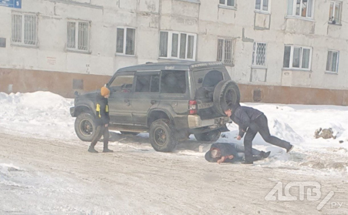 Молодой парень повалил на землю старика после ДТП в Луговом