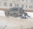 Молодой парень повалил на землю старика после ДТП в Луговом