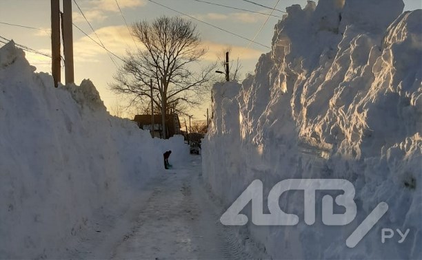 "Прыжки в высоту": в переулке Барачном в Южно-Сахалинске не могут разминуться пешеходы и машины