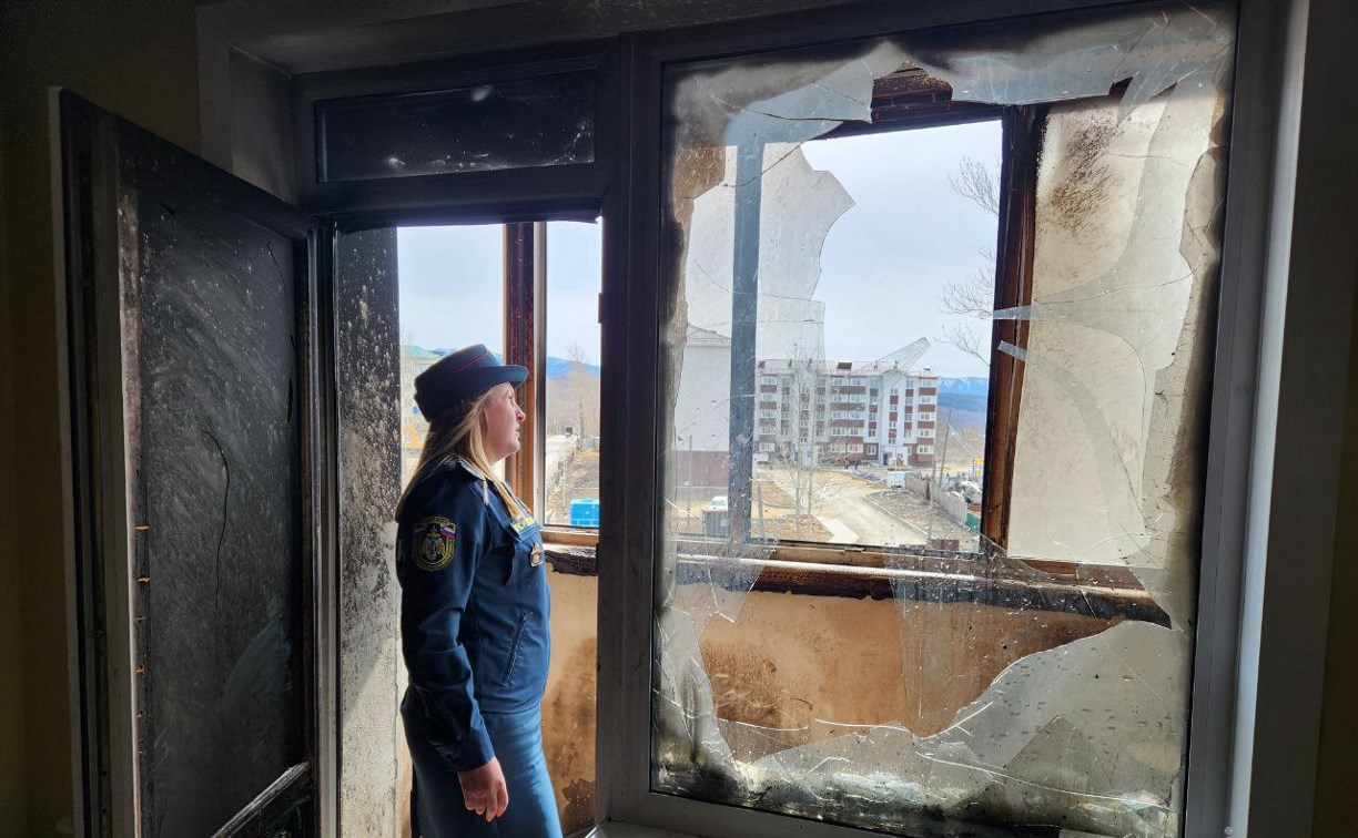 В пятиэтажке в Александровске-Сахалинском загорелся балкон