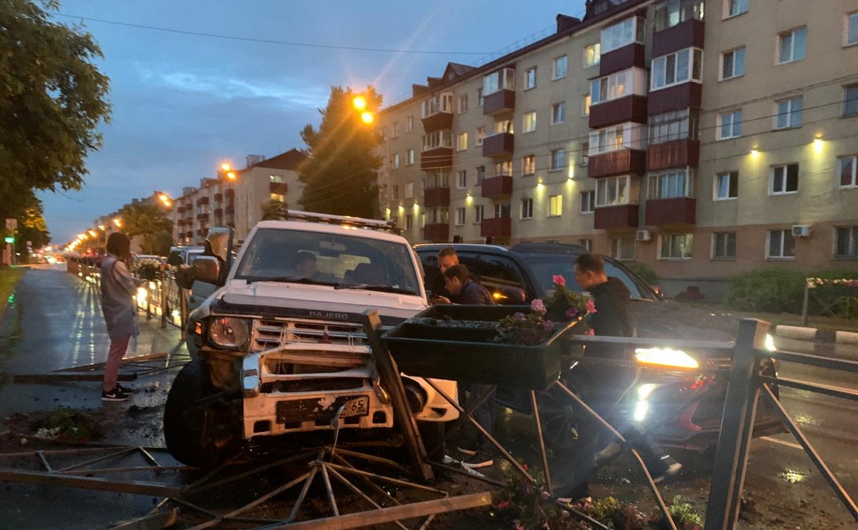 Внедорожник с отказавшими тормозами снес дорожное ограждение в Южно-Сахалинске