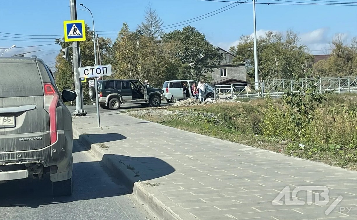 Аномальный поворот: на въезде у "Горизонта" опять ДТП - в пострадавшей машине дети 
