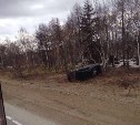 Брошенный автомобиль лежит на боку в пригороде Южно-Сахалинска
