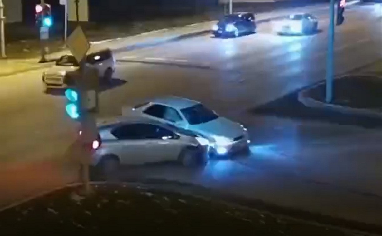"Очень неторопливое ДТП": появилось видео момента аварии на ул. Транзитной в Южно-Сахалинске 