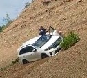 Автомобиль залетел на склон на Холмском перевале