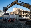 Мэр Южно-Сахалинска проверил строительство 5-этажных домов на Больничной