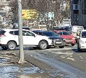 В Корсакове авария: не разъехались кроссовер и седан 