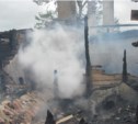 Дом, сгоревший дотла на улице Гоголя в Южно-Сахалинске, загорелся снова (ФОТО)