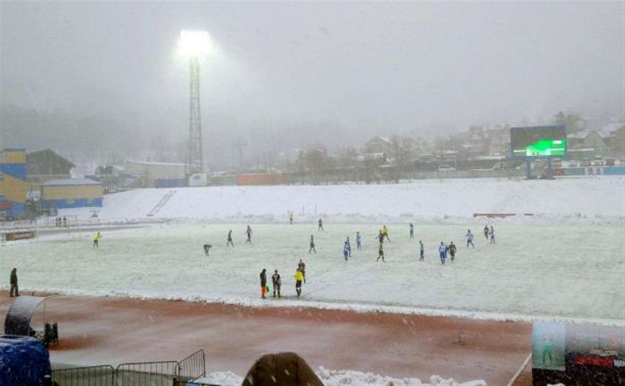 Хоккей с мячом и без клюшки: сахалинские футболисты сыграли с "Соколом" на обледеневшем поле