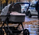 Двухмесячную девочку нашли одну в коляске на улице в российском городе