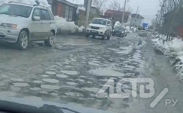 "Ходовку делаем каждые три месяца":  улица 1905 года разбита в Южно-Сахалинске