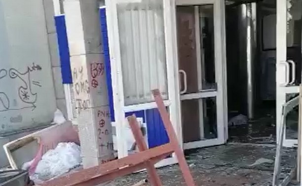 Двери санатория в Холмске вскрыли, люди выносят окна, спиливают на металл батареи