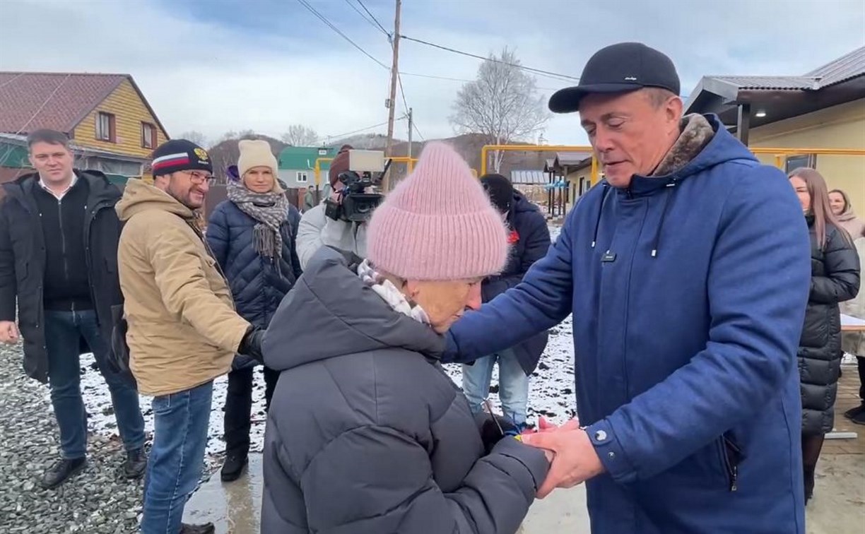 Губернатор Сахалинской области вручил ключи новоселам в Анивском районе