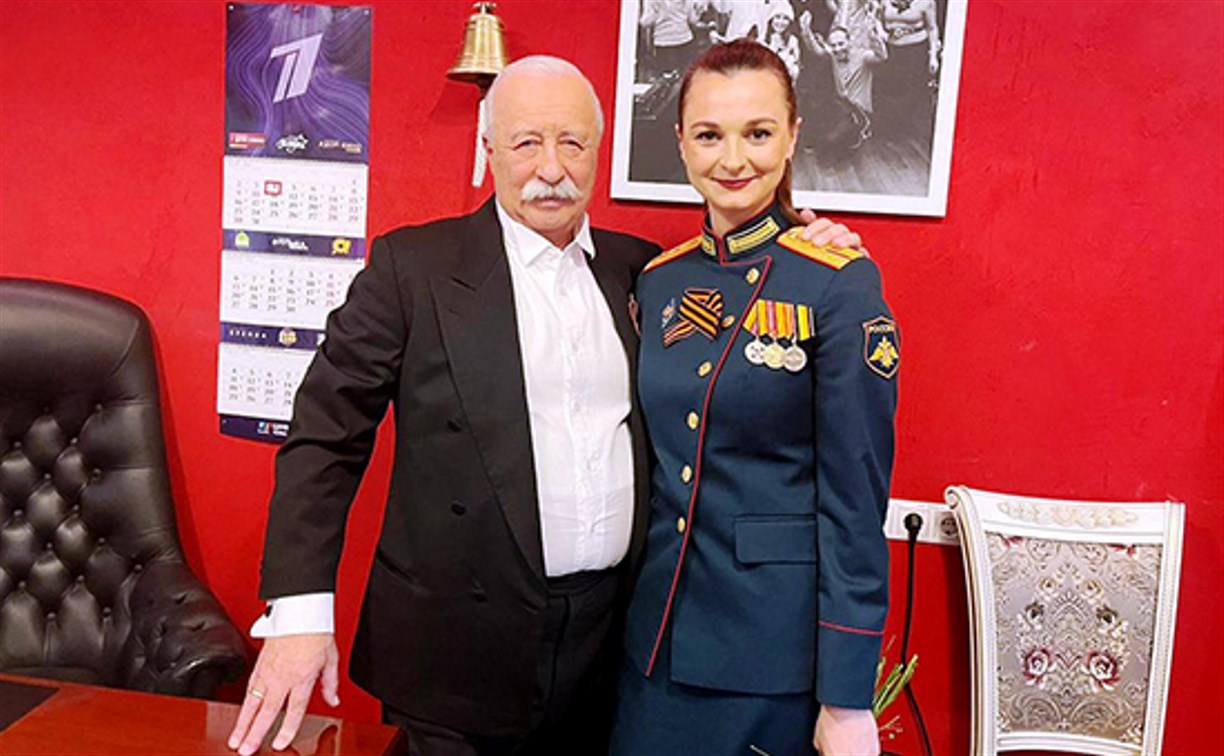 Сахалинская военнослужащая выиграла автомобиль на "Поле чудес" и подарила его Луганскому детдому