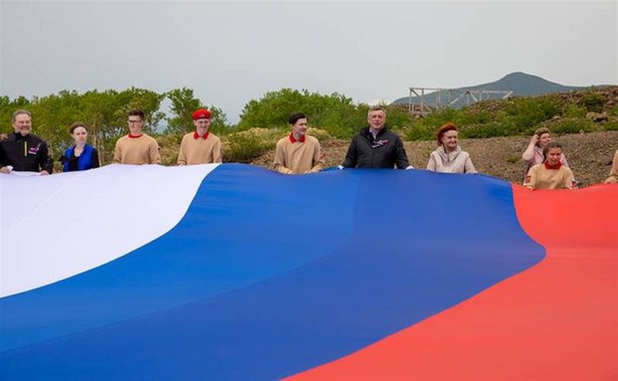 На острове Итуруп развернули гигантский флаг России