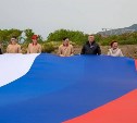 На острове Итуруп развернули гигантский флаг России
