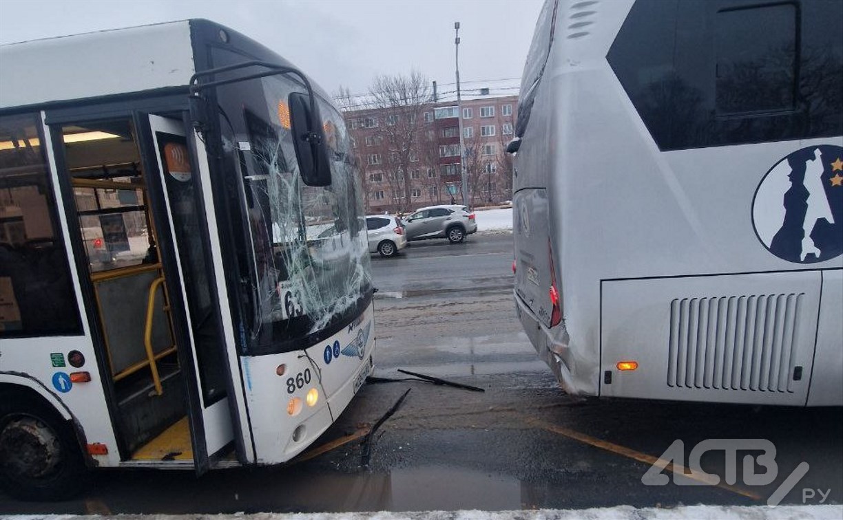Пассажирский автобус врезался в другой автобус на остановке в Южно-Сахалинске 