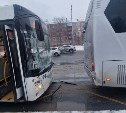Пассажирский автобус врезался в другой автобус на остановке в Южно-Сахалинске 
