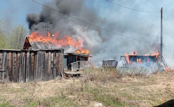Пожар в Смирныховском районе тушили до полуночи: дома и постройки сгорели на площади 7500 "квадратов"