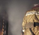 В Макарове загорелся диван в нежилой квартире аварийного дома - видео 