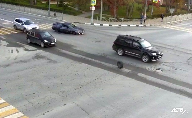 Nissan Skyline потерял колесо в центре Южно-Сахалинска