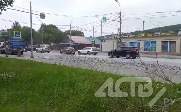Самосвал забросал крупным щебнем проспект Мира в Южно-Сахалинске