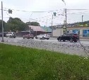 Самосвал забросал крупным щебнем проспект Мира в Южно-Сахалинске