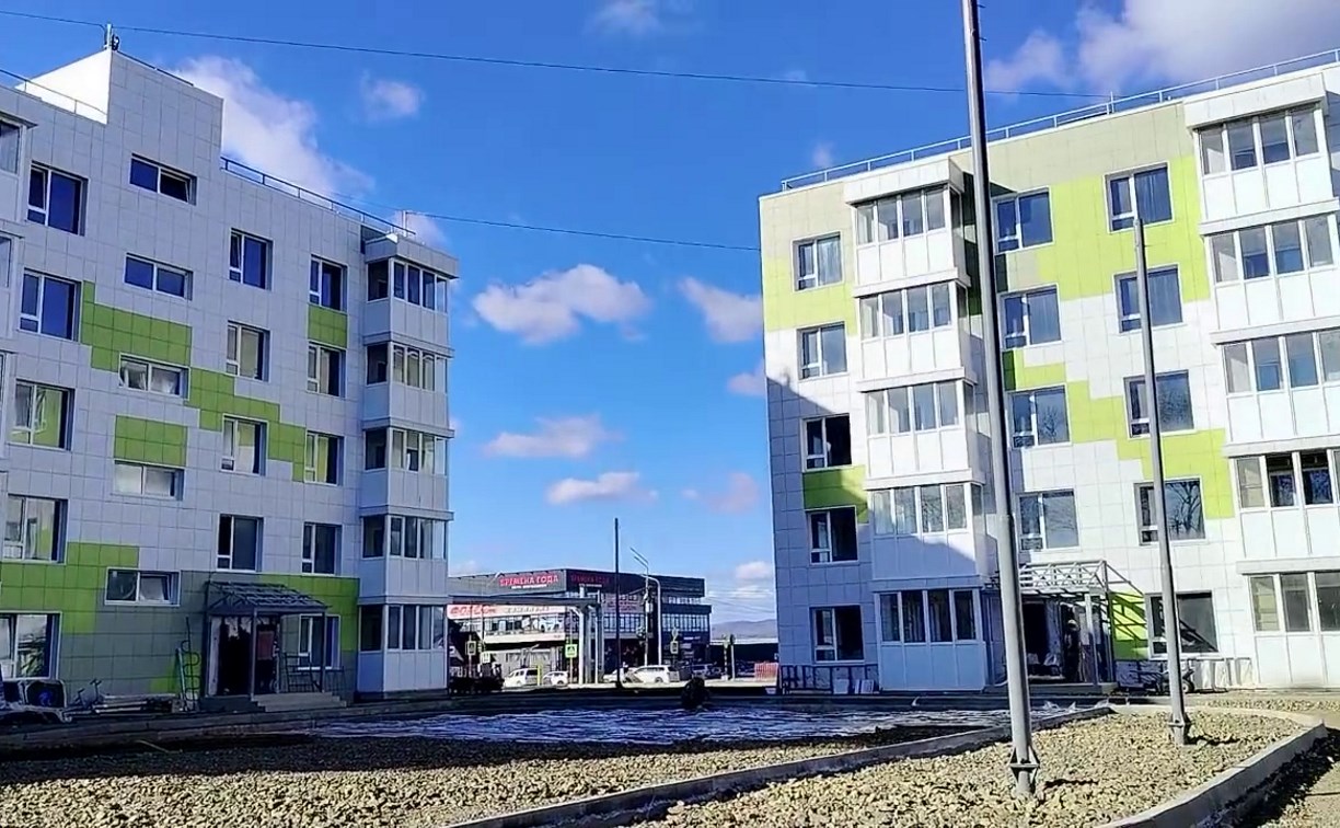 Строительство многоэтажек для переселенцев из аварийного фонда завершается в Долинске и Соколе 